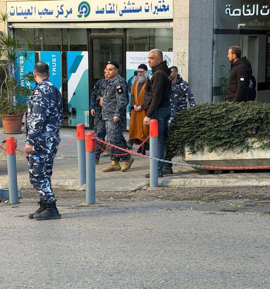 صورة تظهر أحمد الأسير أثناء نقله الى مستشفى "المقاصد"