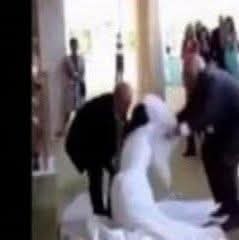 والد عروس في عمان يطرد عريس ابنته واهله من امام منزله ويلغي الزفاف..

 