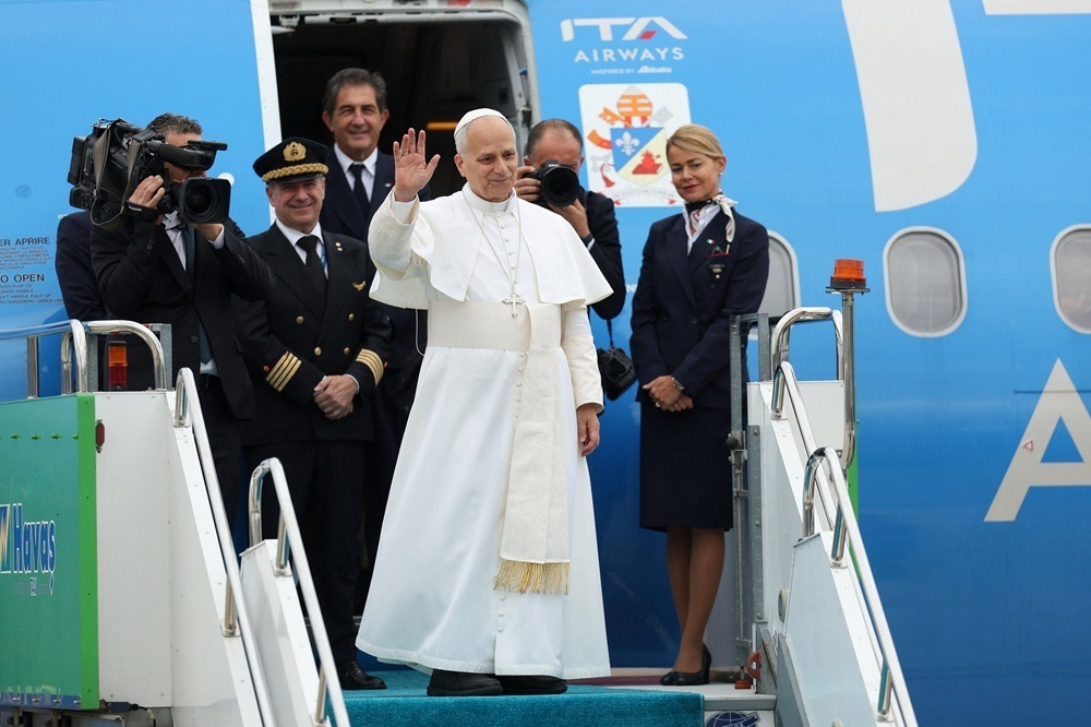 لحظة اقلاع الطائرة التي تقلّ البابا لاوون الرابع عشر من تركيا متوجهةً إلى لبنان.