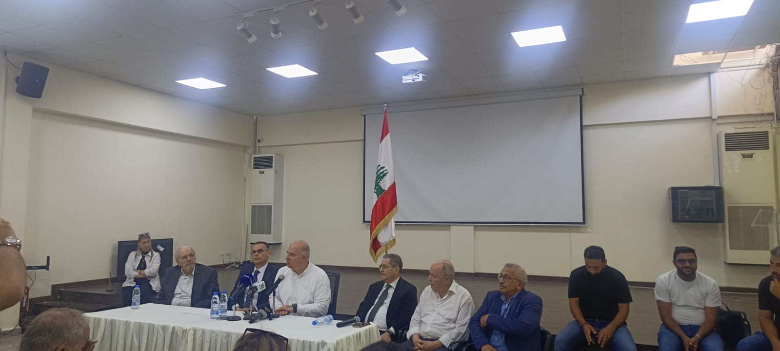 حيدر عقد اجتماعاً مع ارباب العمل والعمال وتفقد دائرة العمل في سرايا صيدا : اضرار العد...وان الاسر....ائيلي رفعتها الى المحافل الدولية في جنيف ومنظمة العمل العربية وسانقلها الى جامعة  الدول العربية 